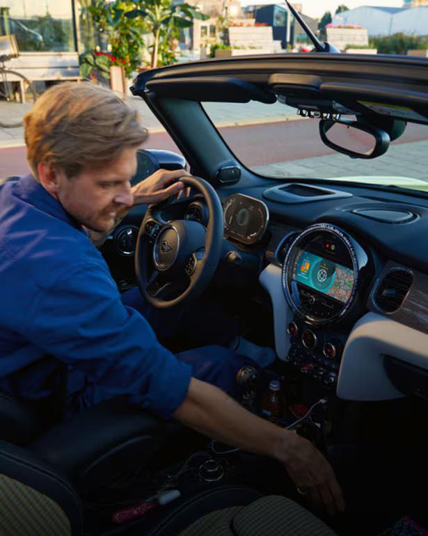 MINIUSA-Convertible-Interior-Card2.jpg